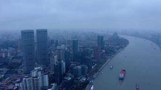 阴雨弥漫的黄浦江