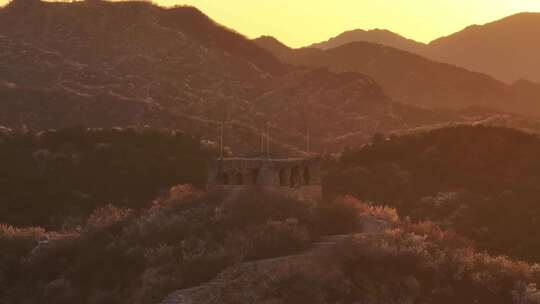 航拍夕阳下的北京龙泉峪长城