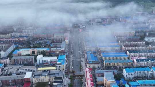 航拍林区小城街区晨景