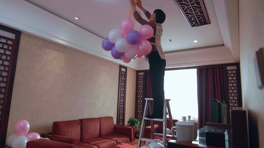 酒店工作人员布置婚房绑气球放喜糖喜果视频素材模板下载