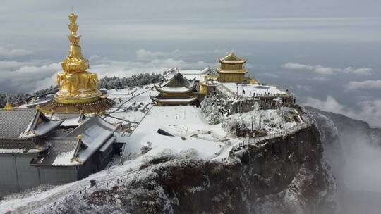 航拍佛教名山四川峨眉山金顶大佛，云雾缭绕