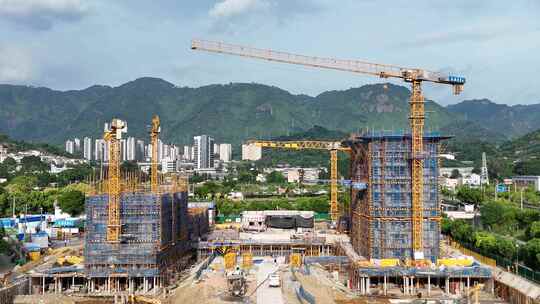 建筑工地塔吊与在建楼房