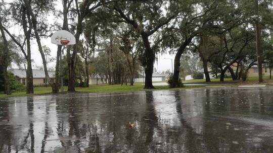 雨中的篮球场