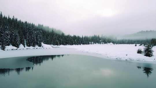 金溪池塘，斯诺夸米山口，湖，雪