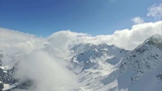 蓝天白云下的雪山全景