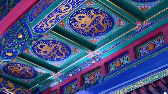 北京北海公园古建筑古亭顶部的龙壁画藻井