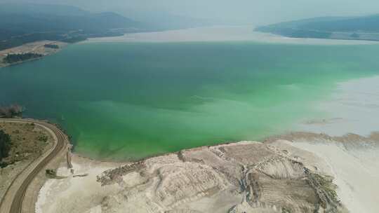 空中无人机揭示了绿松石湖和苏尔上空高地谷