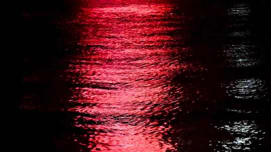 海南三亚凤凰岛红色霓虹灯海面倒影