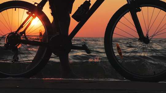 推着自行车在海边走