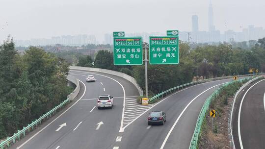 公路分叉口车流天府机场双流机场导航牌近景