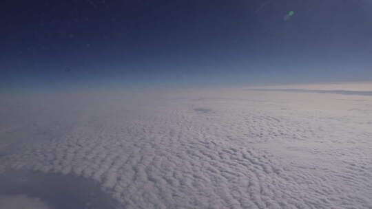 万米高空地球平流层云海