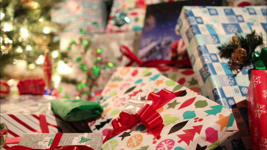 圣诞节礼物堆积如山特写各种礼盒
