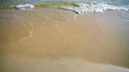 海岛阳光下海浪浪花冲刷沙滩