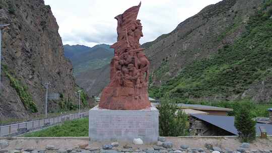 川西夹金山中的夹金村红军雕塑