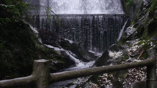 瀑布岩石竹桥