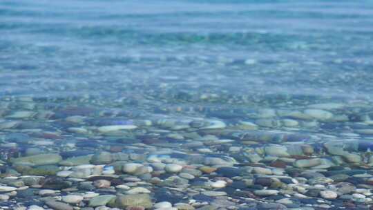 清澈的水底鹅卵石