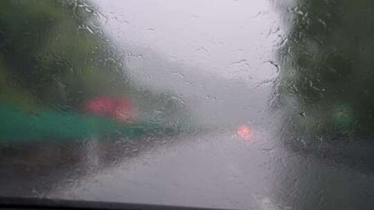 下雨天开车行驶在高速公路暴雨驾驶车辆交通视频素材模板下载