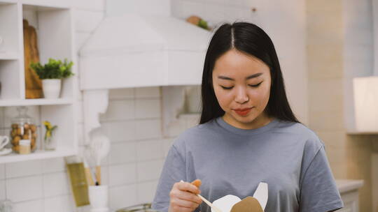 挥手微笑的女孩视频素材模板下载