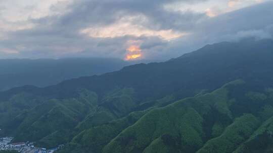 雨后的安徽黄山市黄山区汤口镇旅游景区小镇