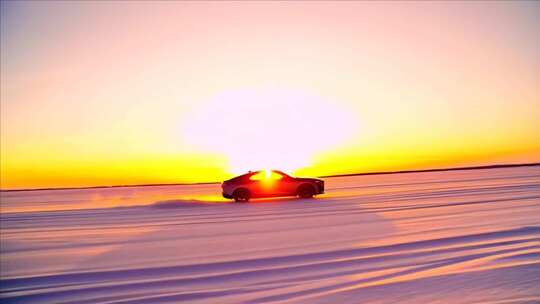 夕阳下汽车在雪地上行驶