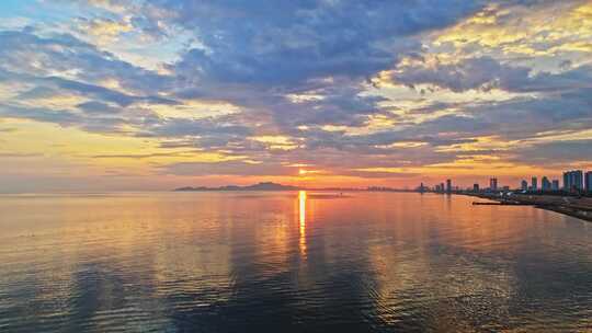 海边沙滩海上日出海面日出朝霞暖调航拍