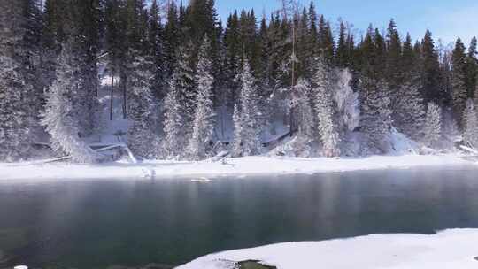 航拍新疆冬季喀纳斯神仙湾晨雾雪山森林雪景