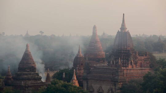 寺庙附近升起浓烟