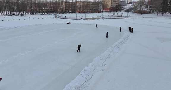 俯拍雪地冰场全景 有人在冰面活动