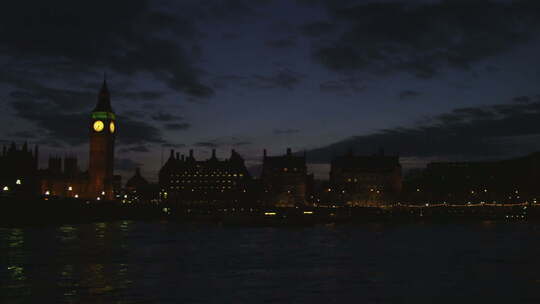 伦敦城市景观，包括晚上的大本钟。