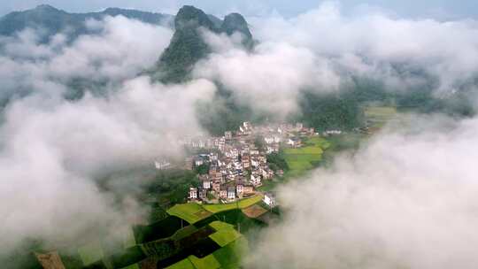 秋天的早晨桂林喀斯特地貌山间的村庄和稻田