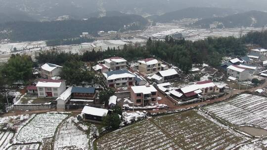 航拍美丽乡村田园冬天雪景