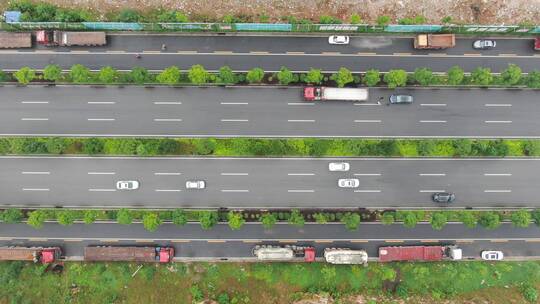 俯拍城市大道车辆行驶绿化植物