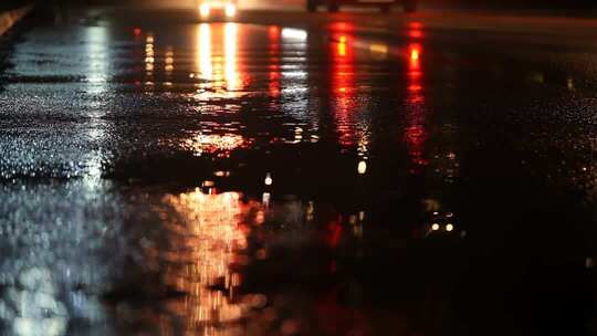 夜晚街道雨后路面光影