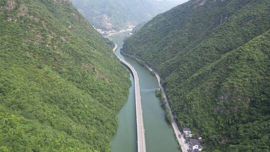 航拍水上最美公路湖北新山