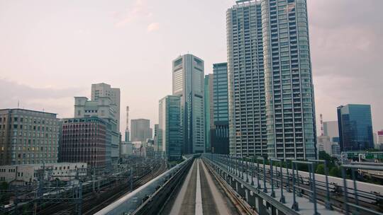 地铁轻轨列车穿梭在城市第一人称视角