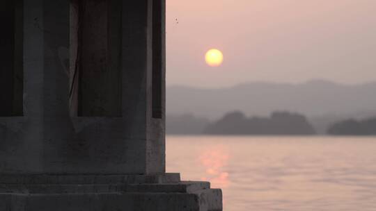 夕阳下西湖上的水泥灯塔