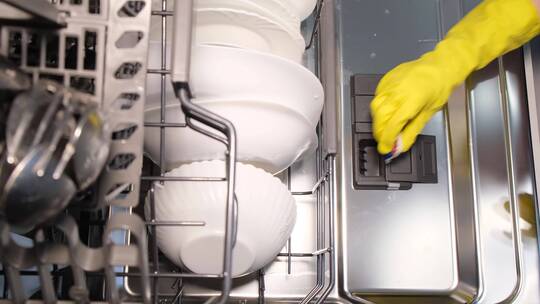 将洗碗块放进洗碗机卡槽