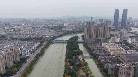 城市鸟瞰图，河流穿城而过的景象