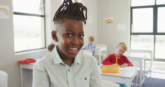 快乐的非裔美国男孩上课时站在教室里的视频