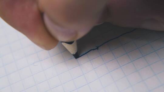 男人用深蓝色铅笔在方格纸上画线视频素材模板下载