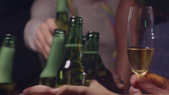 一群人聚会啤酒瓶碰杯视频素材模板下载