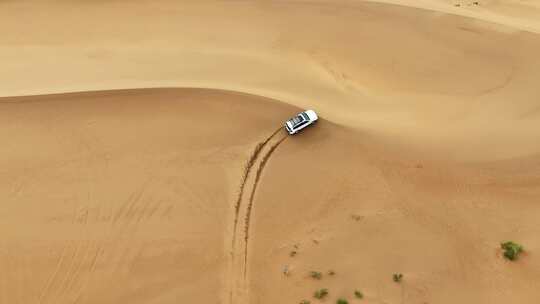 航拍沙漠中冲沙的越野车