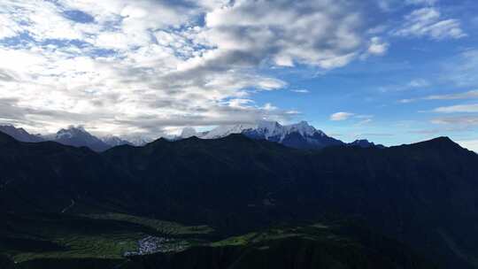 西藏日喀则乃村雪山航拍