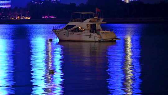 海南三亚夜晚凤凰岛海面游艇船只倒影夜景