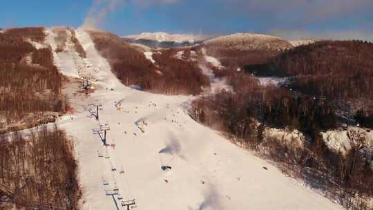 滑雪者欣赏白雪覆盖的山坡的航拍镜头