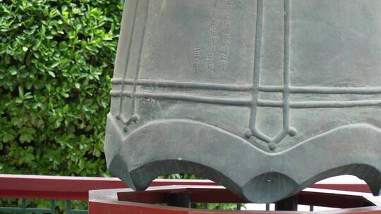 大钟寺钟鼓楼青铜铸钟磬视频素材模板下载