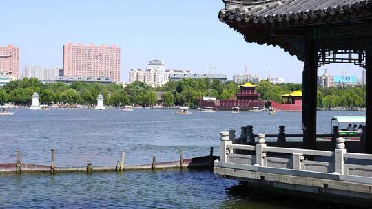 山东济南大明湖公园景区湖面景色与游船游客