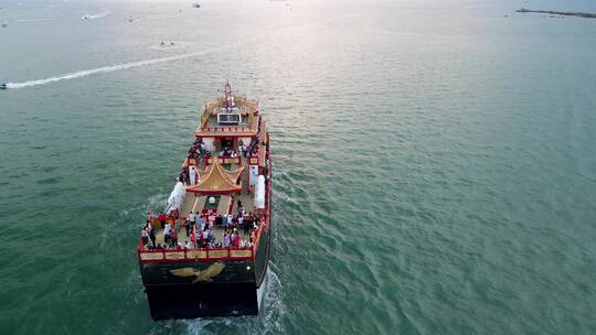 三亚海面上行驶的各种客轮与游艇