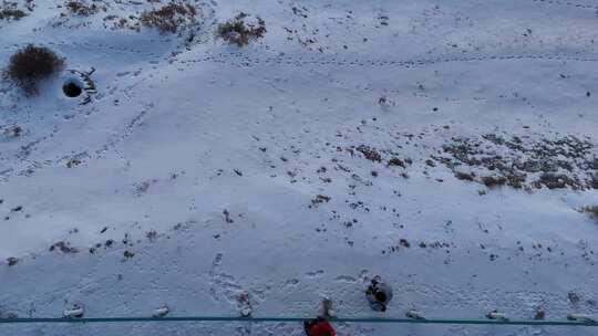 雪地鸟瞰两人活动场景
