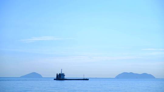 大连山海岛屿自然风光与航行的邮轮货船